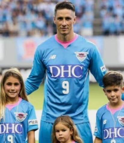Olalla Dominguez Liste husband Fernando Torres with their three adorable children in a football event.